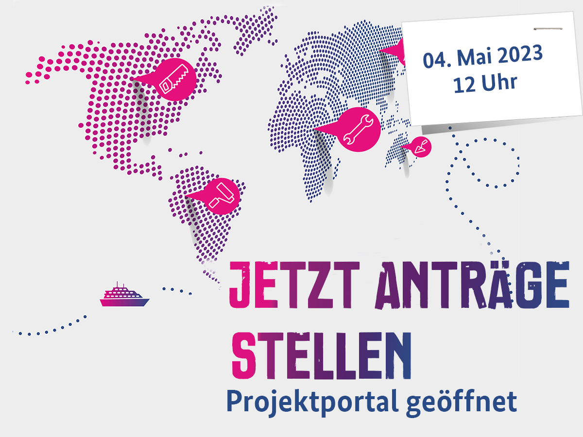 Stilisierte Weltkarte auf linker Seite mit Icon-Pins an verschiedenen Stellen. Schriftzug: Jetzt Anträge stellen. Projektportal geöffnet. 04. MAi 2023, 12 Uhr.