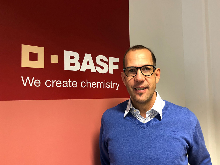 Alexander Lang vor BASF Firmenschild