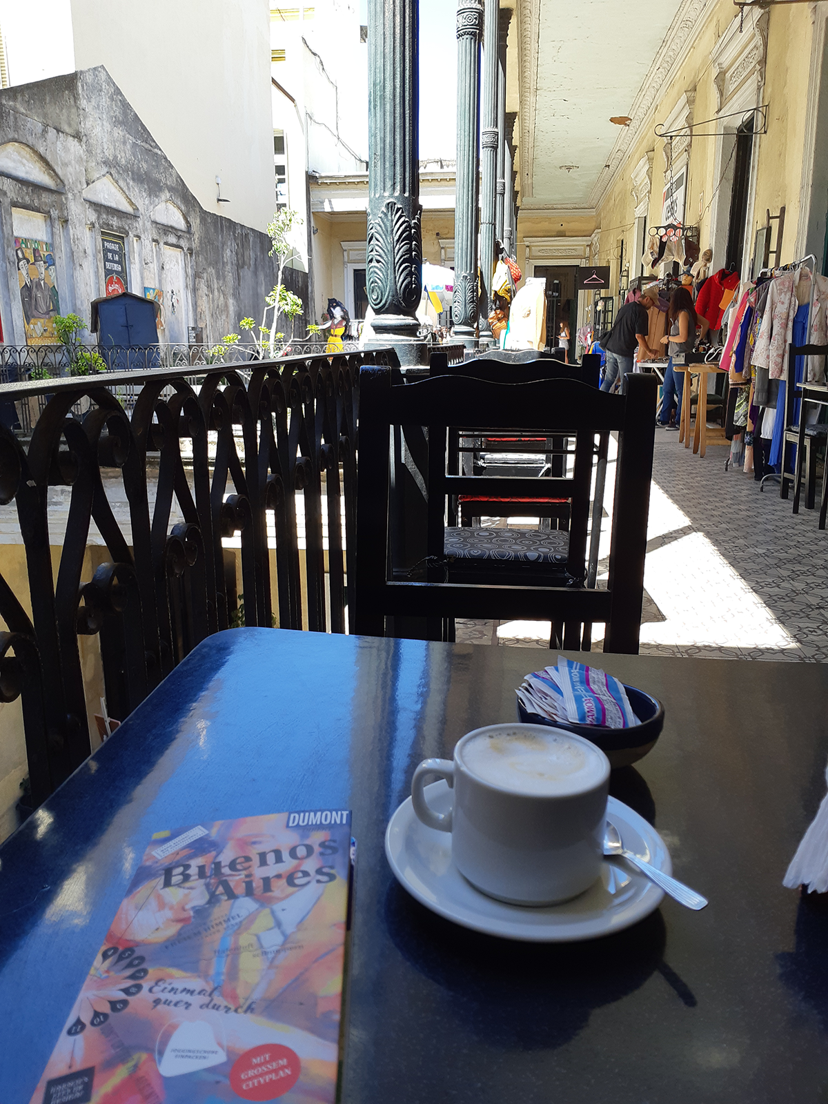 Tisch im Straßencafé mit Kaffee