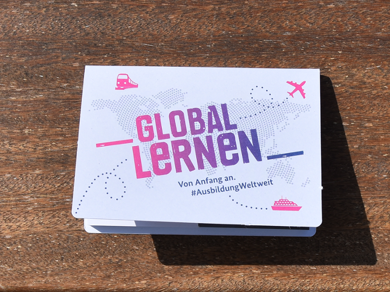 Haftnotizblock mit Aufdruck: Global Lernen - von Anfang an und Logo von AusbildungWeltweit