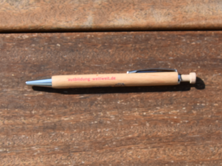 Kugelschreiber aus Holz mit Aufdruck des AusbildungWeltweit Logos und der URL ausbildung-weltweit.de