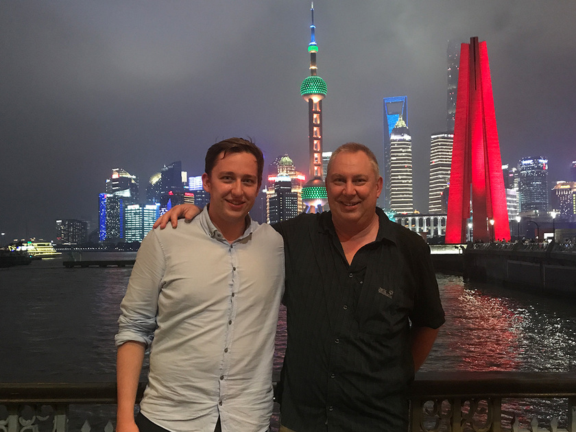 Niko mit seinem deutschen Ausbilder vor der Skyline in Nanjing