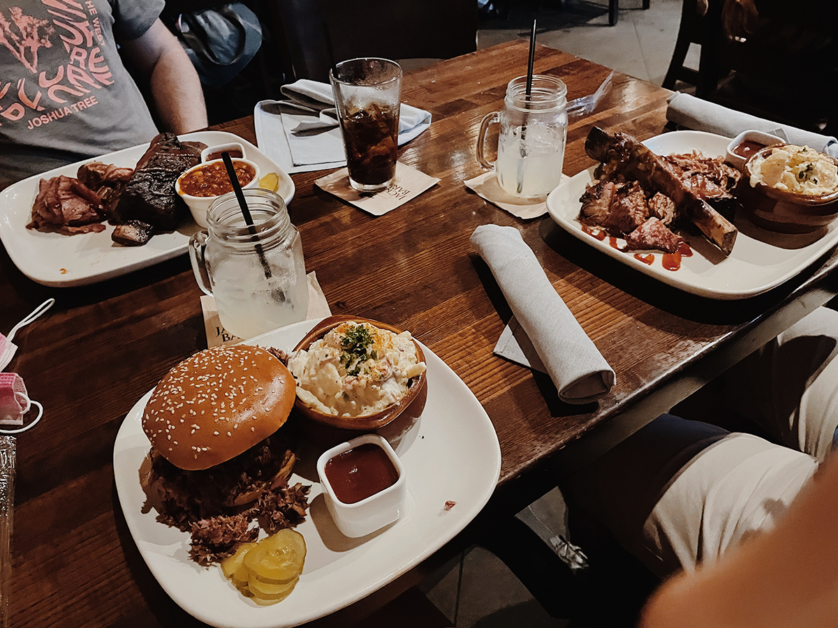 Tisch mit mehreren Tellern voll mit Burgern und sonstigem Essen