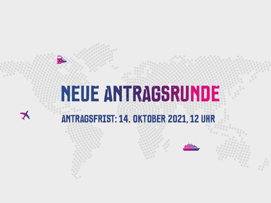 Schriftzug mit "Neue Antragsrunde. Antragsfrist 14.Oktober 2021" vor grauer, stilisierter Weltkarte 