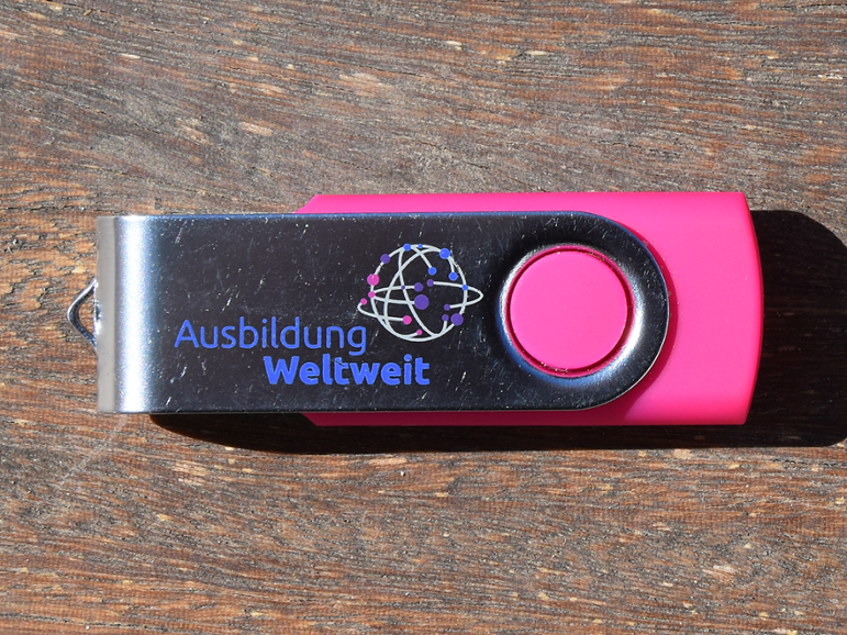 USB Stick in Kampagnenfarbe magenta und silberfarbener Abdeckung mit Logo Aufdruck