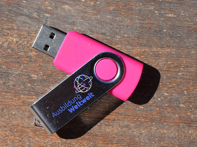 USB Stick mit offener Abdeckung